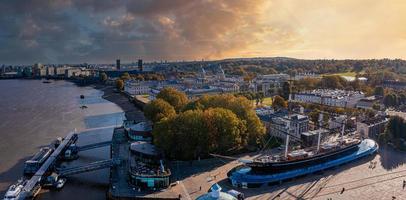 Panoramablick auf die Luftaufnahme der alten Marineakademie von Greenwich an der Themse foto