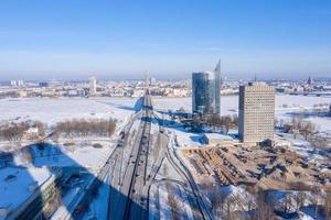 schöne luftaufnahme des gefrorenen riga, lettland. Blick auf das Stadtzentrum im sonnigen Winter.