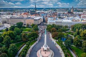 Leute, die den internationalen Rimi Riga Marathon laufen foto