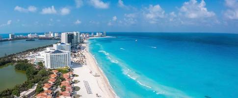 Luftaufnahme der Luxushotels in Cancun foto