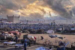 lokaler Fischmarkt vor der historischen Festung am Hafen gegen dramatischen Himmel foto