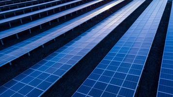 Solarzelle im Solarpark. Konzept der nachhaltigen grünen Energie durch Erzeugung von Energie aus Sonnenlicht.