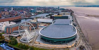 Luftaufnahme des Liverpool Wheel und der Echo Arena in Liverpool, Großbritannien. foto