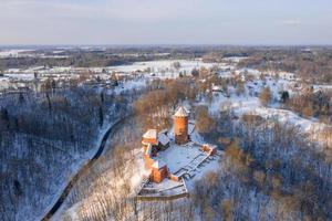 Panorama-Luftwinteransicht der Burg Turaida, des rekonstruierten Hofes, des Turms und des Wohngebäudes, Turaida, Sigulda, Lettland foto