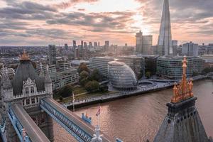 Panorama-Sonnenuntergang aus der Luft auf die London Tower Bridge und die Themse foto