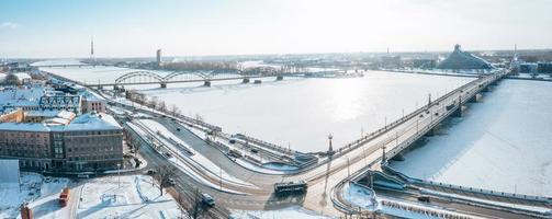 schöner Wintertag in Riga über gefrorenem Fluss mit Eis bedeckt. Weißer Winter in Lettland. foto