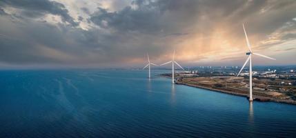 Luftaufnahme der Windkraftanlagen. Ökologische Energieerzeugung aus Ökostrom. Windpark Öko-Feld. Offshore- und Onshore-Windmühlenpark grüne Energie auf See foto