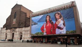 Bologna, Italien, 2021 Billboard von Marciano durch Vermutung. Luxuskleidung und Accessoires. foto