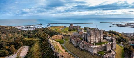 Luftaufnahme der Burg von Dover. die ikonischste aller englischen Festungen. foto