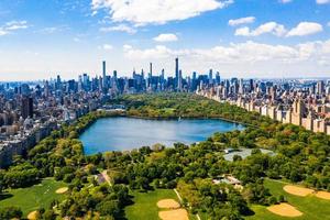 Central Park Luftbild in Manhattan, New York. riesiger schöner Park ist von Wolkenkratzern umgeben foto