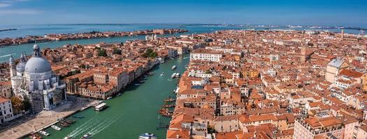 Luftaufnahme von Venedig in der Nähe des Markusplatzes foto