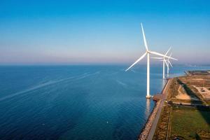 Luftaufnahme der Windkraftanlagen. Ökologische Energieerzeugung aus Ökostrom. Windpark Öko-Feld. Offshore- und Onshore-Windmühlenpark grüne Energie auf See foto