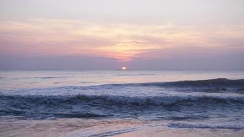 Sonnenaufgang am Strand foto