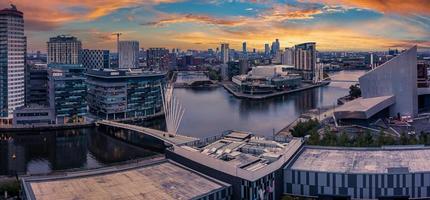 Luftaufnahme der Medienstadt Großbritannien ist am Ufer des Manchester in der Abenddämmerung foto