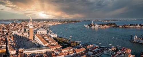 Luftaufnahme von Venedig in der Nähe des Markusplatzes foto