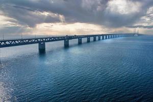 Panorama-Luftaufnahme der Öresundsbron-Brücke zwischen Dänemark und Schweden. Blick auf die Öresundbrücke bei Sonnenuntergang foto