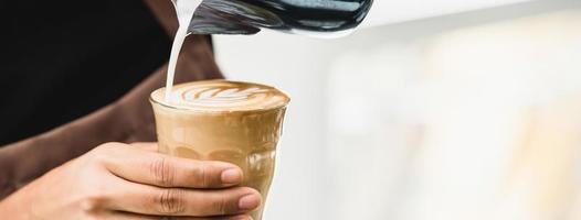professioneller Barista, der Latte-Art-Kaffee zubereitet foto
