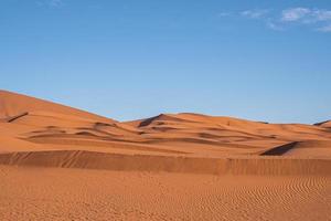 herrliche Aussicht auf Sanddünen mit Wellenmuster in der Wüste gegen den blauen Himmel foto