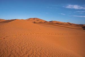Spuren mit Sanddünen in der Wüste an sonnigen Sommertagen gegen Himmel