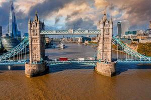 Panorama-Stadtansicht aus der Luft auf die London Tower Bridge foto