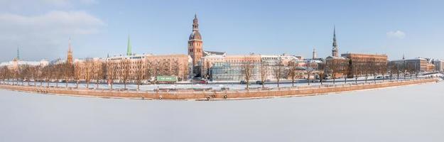 Luftpanoramablick auf die Altstadt von Riga während des schönen Wintertages in Lettland. eistemperatur in lettland. weißes Riga. foto