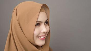 Nahaufnahme schöne Frau mit Hijab auf grauem Hintergrund
