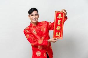 gut aussehender lächelnder asiatischer mann, der rotes etikett mit textmitteln zeigt foto