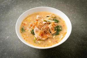 Sukiyaki-Suppe mit Schweinefleisch nach thailändischer Art foto