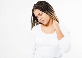 Afroamerikanisches Mädchen, das sich erschöpft fühlt und unter Nackenschmerzen auf weißem Hintergrund leidet foto