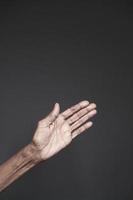 Nahaufnahme der Hand einer älteren Person isoliert auf schwarz foto