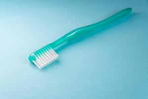 grüne Zahnbürste auf blauem Hintergrund foto
