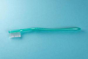 grüne Zahnbürste auf blauem Hintergrund foto