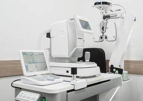 ophthalmologische Diagnosegeräte. moderne medizinische ausrüstung im augenkrankenhaus. Medizinkonzept foto