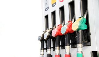 Tankstelle mit verschiedenen Kraftstoffarten foto