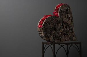 Komposition in Form von Herzen mit rotem Apfel und Rosen, die auf einer Metallstruktur stehen. Valentinstag foto