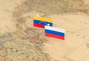 Flaggen von Russland und Venezuela auf der Weltkarte. Konzeptfoto, Politik und Weltordnung foto