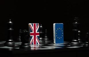 hinterleuchtet im schatten figuren und flaggen der europäischen union und großbritanniens auf dem schachbrett. das Konzept des politischen Spiels und der Schachstrategie Brexit foto