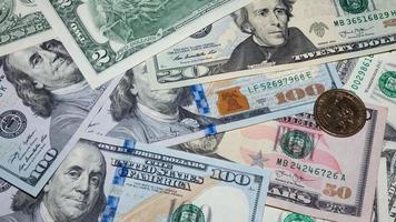 Hintergrund vom Haufen amerikanischer Dollars und Münzen, Ansicht von oben foto