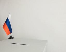 Wahlurne mit nationaler Flagge Russlands. Präsidentschaftswahl foto