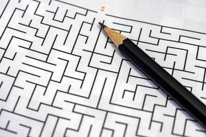 Labyrinth-Puzzle-Spiel und Bleistift zum Lösen foto