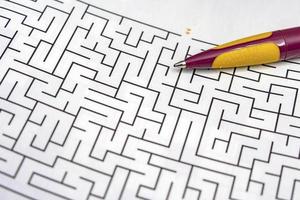 Labyrinth-Puzzle-Spiel und Bleistift zum Lösen foto