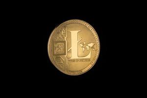 Litecoin auf schwarzem Hintergrund mit Kopienraum. elektronisches Geld isoliert foto