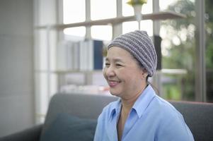 Kopfschuss einer lächelnden Krebsfrau zu Hause foto