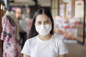 junge Frau mit Maske im Freien stehend foto