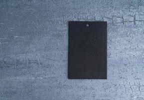 schwarzes Preisschild auf dekorativem strukturiertem Hintergrund isoliert. Ansicht von oben foto