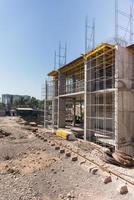 Metallbetonkonstruktionen des im Bau befindlichen Gebäudes. Gerüste und Stützen. foto