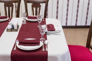 Banketttisch in einem luxuriösen Restaurant im rot-weißen Stil servieren foto