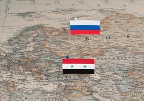 Flaggen von Russland und Syrien auf der Weltkarte. Konzeptfoto, Politik und Weltordnung foto