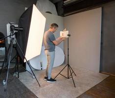 Fotograf, der im Studio arbeitet, um sich auf die Makrofotografie vorzubereiten. unbeabsichtigtes Fotografieren foto