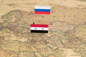 Flaggen von Russland und Syrien auf der Weltkarte. Konzeptfoto, Politik und Weltordnung foto